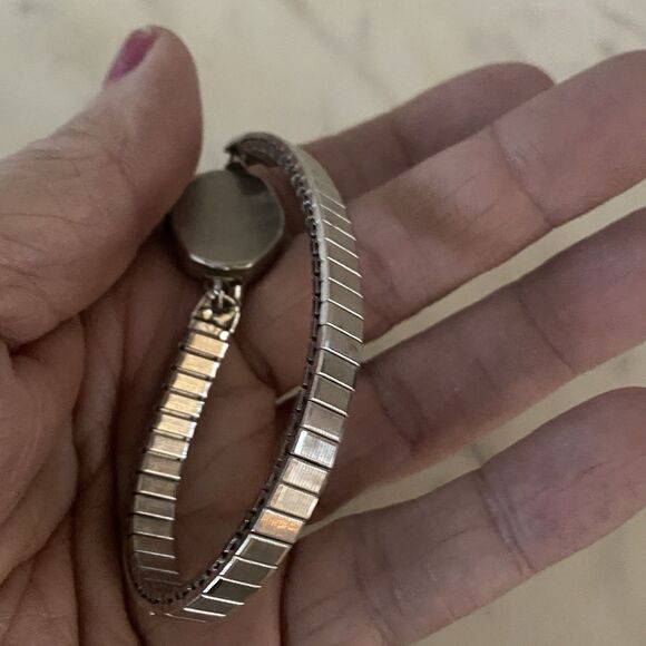 Timex Women's Watch Silver Toned Stretch Band Vintage Wind Up Dainty - Picture 3 of 10